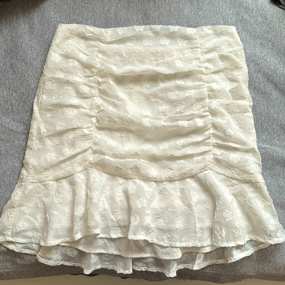 Dilly Dee size small white floral skirt. Never worn with tags